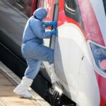 Homem acusado de tentativa de homicídio por esfaqueamento em trem que feriu 11