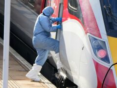 Homem acusado de tentativa de homicídio por esfaqueamento em trem que feriu 11 Homem acusado de tentativa de homicídio por esfaqueamento em trem que feriu 11