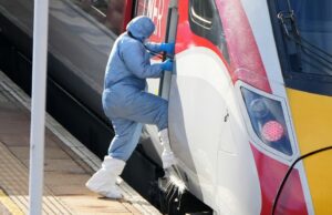 Homem acusado de tentativa de homicídio por esfaqueamento em trem que feriu 11 Homem acusado de tentativa de homicídio por esfaqueamento em trem que feriu 11