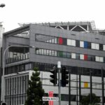 Homem acusado, outro lutando pela vida após assalto na rua Gold Coast