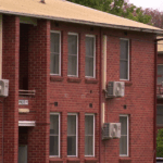 A polícia chegou a uma casa na Savige Street, em Ascot Vale, por volta das 2h05 desta manhã, logo após receber relatos de que um homem estava supostamente arrombando a porta da frente.