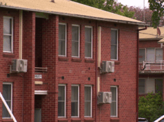 Homem armado é pego tentando invadir casa enquanto mulher e crianças dormiam A polícia chegou a uma casa na Savige Street, em Ascot Vale, por volta das 2h05 desta manhã, logo após receber relatos de que um homem estava supostamente arrombando a porta da frente.