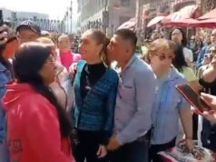 Homem bêbado apalpa presidente mexicano Homem bêbado apalpa presidente mexicano