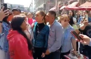 Homem bêbado apalpa presidente mexicano Homem bêbado apalpa presidente mexicano