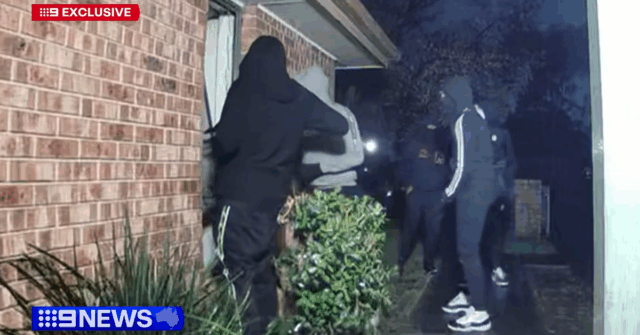 Homem com deficiência fica 'aterrorizado' depois que gangue de facões saqueia sua casa
