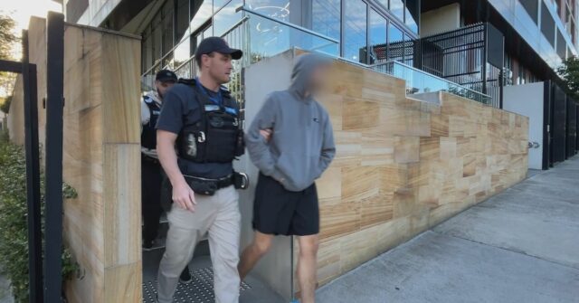 O cidadão britânico enfrenta a deportação se for considerado culpado.