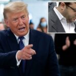 Um homem de óculos e terno risca de giz é preso por um agente do FBI.