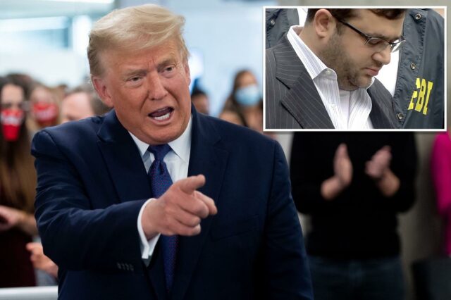 Um homem de óculos e terno risca de giz é preso por um agente do FBI.