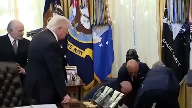 Homem desmaia ao lado da mesa de Trump na Casa Homem desmaia ao lado da mesa de Trump na Casa Branca