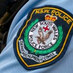 Homem é eletrocutado após supostamente atirar lança e esfaquear policiais