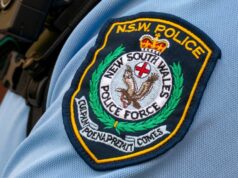 Homem é eletrocutado após supostamente atirar lança e esfaquear policiais Homem é eletrocutado após supostamente atirar lança e esfaquear policiais