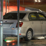 Um homem de 37 anos está lutando pela vida depois de ser esfaqueado enquanto estava sentado em seu carro no sudeste de Melbourne. O homem de 37 anos afastou-se do homem de 52 anos quando colidiu com outro carro num cruzamento a cerca de dois quilómetros de distância, em Cranbourne North.