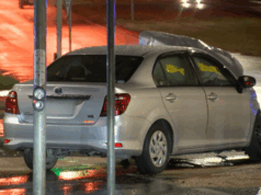 Homem é preso por suposto esfaqueamento no sudeste de Melbourne Um homem de 37 anos está lutando pela vida depois de ser esfaqueado enquanto estava sentado em seu carro no sudeste de Melbourne. O homem de 37 anos afastou-se do homem de 52 anos quando colidiu com outro carro num cruzamento a cerca de dois quilómetros de distância, em Cranbourne North.