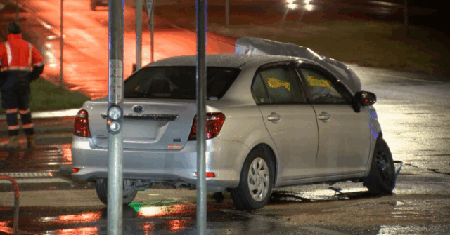 Um homem de 37 anos está lutando pela vida depois de ser esfaqueado enquanto estava sentado em seu carro no sudeste de Melbourne. O homem de 37 anos afastou-se do homem de 52 anos quando colidiu com outro carro num cruzamento a cerca de dois quilómetros de distância, em Cranbourne North.