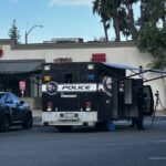 A polícia de Corona diz que o motorista deste carro bateu em uma picape no estacionamento do restaurante Applebee's na McKinley Street em 18 de novembro de 2025. O homem então saiu e foi morto a tiros por policiais ao se aproximar deles carregando uma chave de roda, disse a polícia. (Brian Rokos, The Press-Enterprise/SCNG)