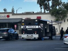 Homem empunhando chave de roda é morto a tiros pela polícia em frente ao Applebee’s, no sul da Califórnia A polícia de Corona diz que o motorista deste carro bateu em uma picape no estacionamento do restaurante Applebee's na McKinley Street em 18 de novembro de 2025. O homem então saiu e foi morto a tiros por policiais ao se aproximar deles carregando uma chave de roda, disse a polícia. (Brian Rokos, The Press-Enterprise/SCNG)