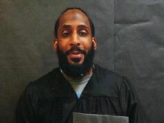 Homem famoso pela fuga da prisão de South Bay em 2016 tem pena de prisão significativamente reduzida após recurso Laron Campbell posa para uma foto de novembro de 2024, incluída em um processo judicial do condado de Santa Clara, que foi tirada depois que ele obteve seu diploma do ensino médio em uma prisão estadual em Soledad enquanto cumpria pena por roubo. Em 13 de novembro de 2025, após uma segunda nova sentença, a pena de prisão de Campbell foi reduzida para 18 anos e 8 meses, de uma sentença inicial de 2016 de 49 anos. (Laron Campbell via Tribunal Superior do Condado de Santa Clara)