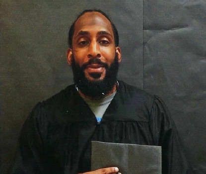 Homem famoso pela fuga da prisão de South Bay em Laron Campbell posa para uma foto de novembro de 2024, incluída em um processo judicial do condado de Santa Clara, que foi tirada depois que ele obteve seu diploma do ensino médio em uma prisão estadual em Soledad enquanto cumpria pena por roubo. Em 13 de novembro de 2025, após uma segunda nova sentença, a pena de prisão de Campbell foi reduzida para 18 anos e 8 meses, de uma sentença inicial de 2016 de 49 anos. (Laron Campbell via Tribunal Superior do Condado de Santa Clara)