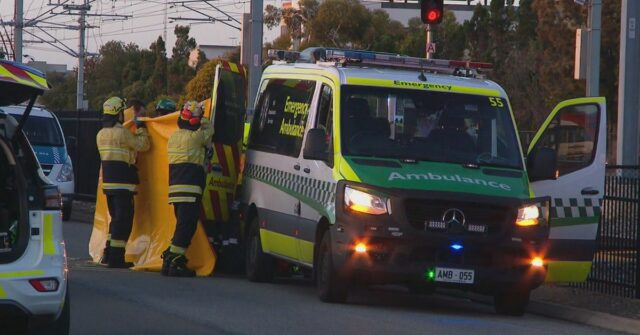 Homem morre após tentar cruzar trilhos de trem Homem morre após tentar cruzar trilhos de trem
