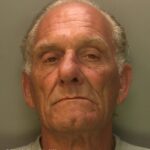 Derek Martin, 67, 'simplesmente pirou' depois que uma briga por causa de dinheiro eclodiu e atacou sua enteada, Chloe Bashford, 30, em sua própria casa. Ele está preso há 29 anos pelos assassinatos