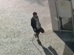 Homem se veste de mãe morta para receber pensão de US$ 93 mil Homem se veste de mãe morta para receber pensão de US$ 93 mil