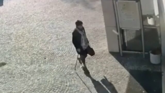 Homem se veste de mãe morta para receber pensão de US$ 93 mil
