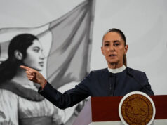 Homem toca na presidente mexicana enquanto ela falava com cidadãos nas ruas da Cidade do México Yahoo news home