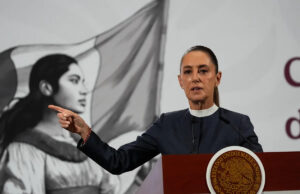 Homem toca na presidente mexicana enquanto ela falava com cidadãos nas ruas da Cidade do México Yahoo news home