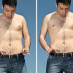 Um paciente de camisa xadrez conversa com um profissional de saúde de uniforme médico, sentado em um consultório médico