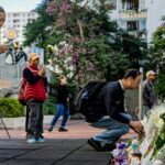 Policiais da Unidade de Identificação de Vítimas de Desastres (DVIU), vestidos com equipamentos de proteção de corpo inteiro de cor branca, reúnem-se nos blocos habitacionais do Tribunal de Wang Fuk após o incêndio mortal de 26 de novembro, em Hong Kong, em 29 de novembro de 2025.