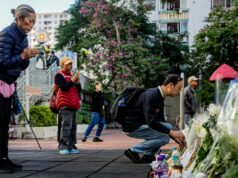 Hong Kong lamenta as vítimas do incêndio enquanto a busca por restos mortais continua Policiais da Unidade de Identificação de Vítimas de Desastres (DVIU), vestidos com equipamentos de proteção de corpo inteiro de cor branca, reúnem-se nos blocos habitacionais do Tribunal de Wang Fuk após o incêndio mortal de 26 de novembro, em Hong Kong, em 29 de novembro de 2025.