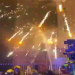 Os serviços de emergência procuram cobertura enquanto fogos de artifício explodem em Liverpool na Bonfire Night, após serem atirados por bandidos