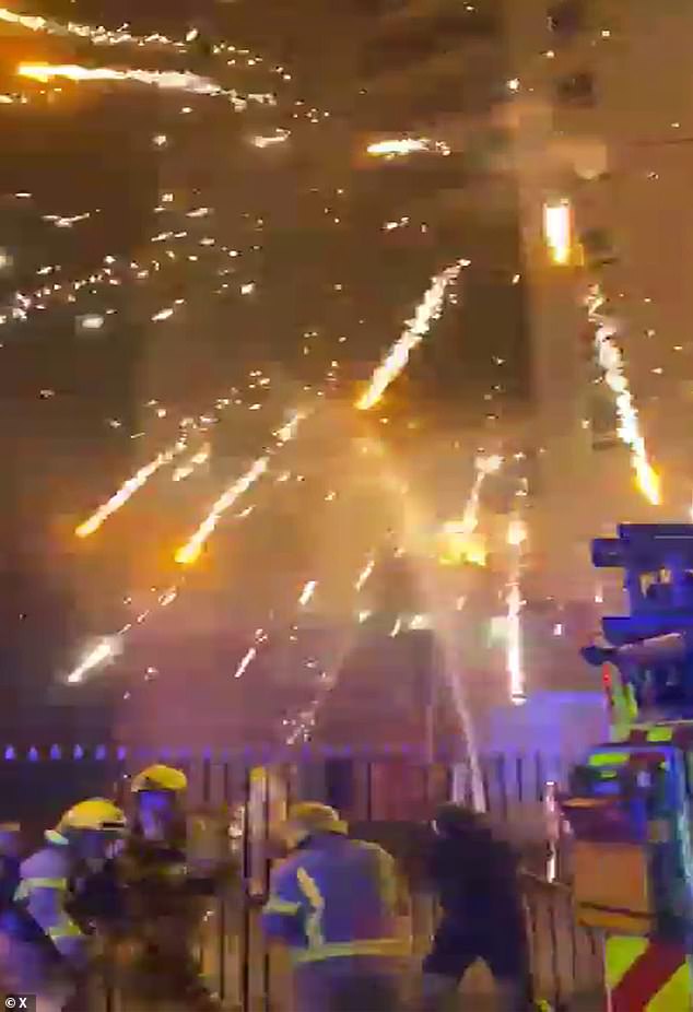 Horror noturno na fogueira enquanto jovens incendiam torres com fogos Os serviços de emergência procuram cobertura enquanto fogos de artifício explodem em Liverpool na Bonfire Night, após serem atirados por bandidos