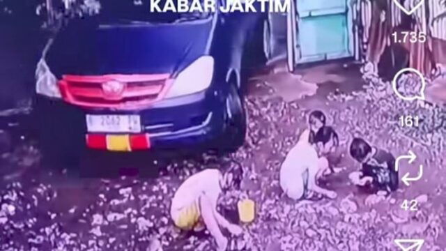 Horrorizado! Os segundos em que um carro atropelou um menino que brincava no leste de Jacarta, felizmente ele não morreu
