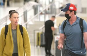 Hugh Jackman e Sutton Foster mantêm o glamour e a diversão durante o passeio no aeroporto Hugh Jackman e Sutton Foster ANTECEDENTES