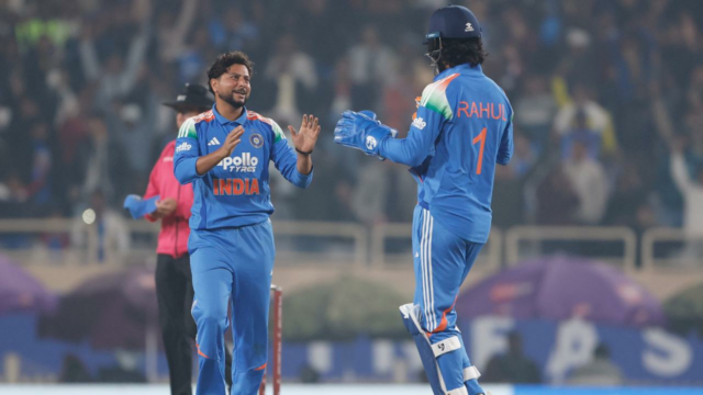 IND vs SA 1º ODI: o lance de quatro postigos de Kuldeep Yadav ajuda a Índia a vencer por 17 corridas
