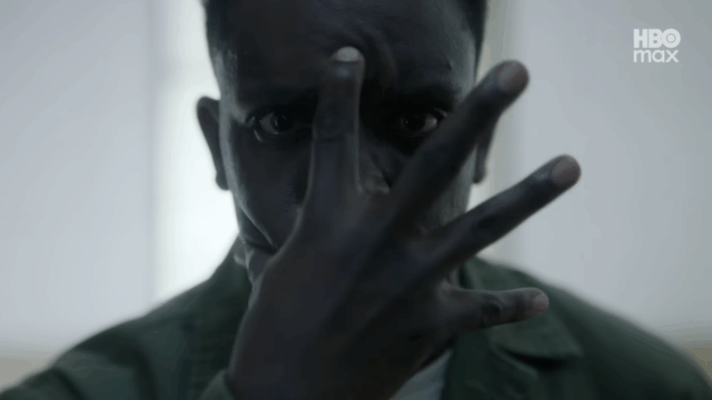 IT: O trailer do episódio 4 de Bem-vindo a Derry Um homem olha para a câmera com a mão sobre o rosto e os dedos afastados.