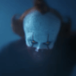 Um palhaço assustador é visto na névoa.