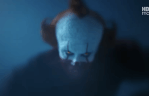 IT: O trailer do meio da temporada de Bem-vindo a Derry provoca um evento importante do livro Um palhaço assustador é visto na névoa.