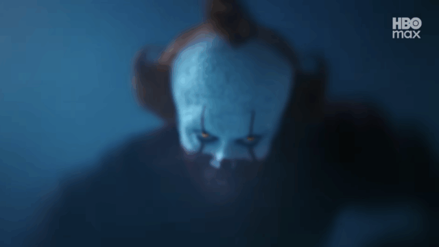 Um palhaço assustador é visto na névoa.