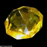 O diamante florentino de 137 quilates foi rastreado até um cofre de banco no Canadá (foto de uma réplica em vidro da gema)