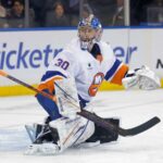 Ilya Sorokin nº 30 do New York Islanders defende a rede.