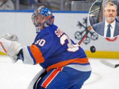 Ilya Sorokin pede conselhos a Patrick Roy enquanto as lutas aumentam na rede Ilya Sorokin nº 30 do New York Islanders desvia o disco durante o segundo período, quando o New York Islanders jogou contra o San Jose Sharks na terça-feira, 21 de outubro de 2025, na UBS Arena em Elmont, NY.