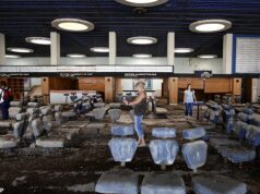 Imagens assustadoras mostram o interior de um aeroporto abandonado que está congelado no tempo com aviões apodrecendo por 50 anos Imagens assustadoras revelam os restos do Aeroporto Internacional de Nicósia, que ficou congelado no tempo depois de ter sido abandonado em 1974
