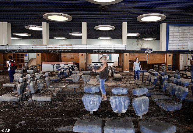 Imagens assustadoras mostram o interior de um aeroporto abandonado que Imagens assustadoras revelam os restos do Aeroporto Internacional de Nicósia, que ficou congelado no tempo depois de ter sido abandonado em 1974
