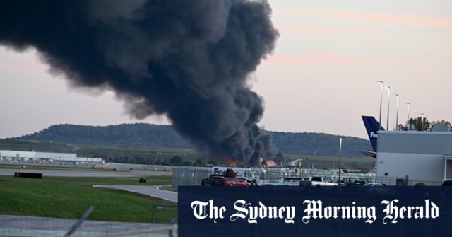 Imagens de avião caindo na decolagem nos EUA Imagens de avião caindo na decolagem nos EUA