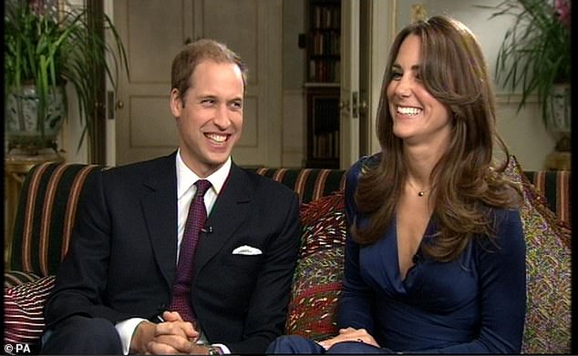 Imagens raras da histórica entrevista de noivado de Kate Middleton Enquanto a dupla se preparava para compartilhar detalhes sobre as notícias do noivado com Tom Bradby, imagens dos bastidores capturaram o momento em que William disse à sua ansiosa noiva para 'respirar' antes de Kate responder com humor: 'Não sou muito bom nisso!'