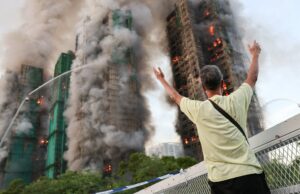 Incêndio destrói complexo habitacional de Hong Kong, matando pelo menos 13 pessoas e outros presos Incêndio destrói complexo habitacional de Hong Kong, matando pelo menos 13 pessoas e outros presos