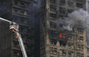 Incêndio em Hong Kong: número de mortos sobe para 94 em meio ao esforço final para encontrar sobreviventes Incêndio em Hong Kong: número de mortos sobe para 94 em meio ao esforço final para encontrar sobreviventes