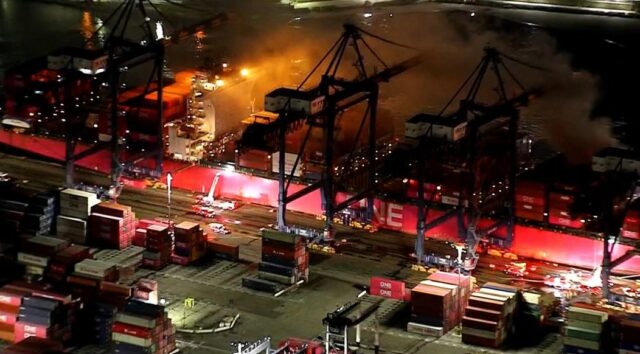 Incêndio no porto de Los Angeles: queimaduras em navio porta-contêineres transportando materiais perigosos
